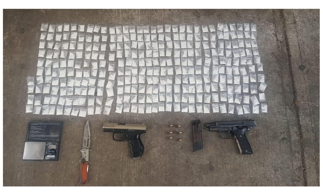 A los implicados les fueron aseguradas 300 bolsitas con polvo blanco similar a la cocaína, un arma de fuego corta, una réplica de arma de fuego, cartuchos útiles, una navaja y una báscula gramera. Foto: Especial
