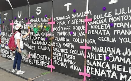 Colocan ofrenda de flores en vallas de Palacio Nacional por víctimas de feminicidio
