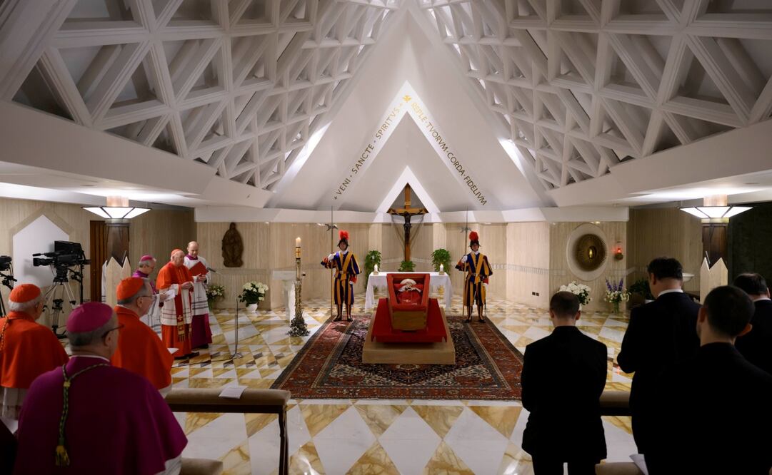 Cuerpo del Papa Francisco en su féretro de madera y zinc, en la capilla de la residencia de Santa Marta. Foto: EFE