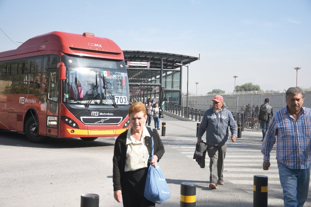 Operativo. Más de 40 agentes de la Policía de Investigación estarán en las ocho líneas de Metrobús (ARCHIVO EL UNIVERSAL)