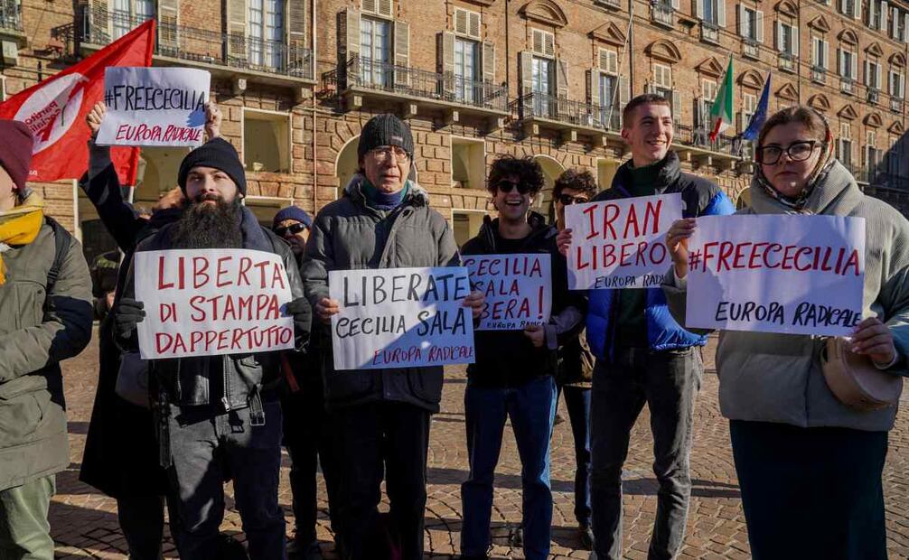 La gente asiste a una sentada pacífica frente a la Prefectura para exigir la liberación inmediata de la periodista italiana Cecilia Sala en Turín, Italia, el 29 de diciembre de 2024. El Ministerio de Asuntos Exteriores italiano anunció el 27 de diciembre de 2024 que Cecilia Sala, que trabaja para el periódico Il Foglio y la empresa de podcasts Chora Media, estaba informando en Teherán el 19 de diciembre cuando fue arrestada. El periodista italiano se encuentra actualmente en la prisión de Evin, en Teherán. Foto: EFE
