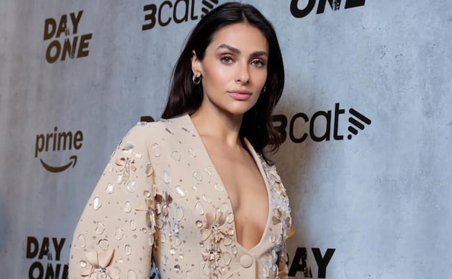 El impactante look de Renata Notni con minifalda globo