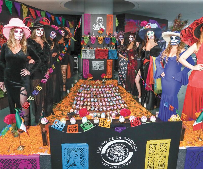 Calaveritas de azúcar, flores de cempasúchil y papel picado enmarcan la efigie de Belisario Domínguez, a quien está dedicado uno de los altares de la ofrenda instalada en la sede del Senado de la República. DIEGO SIMÓN. EL UNIVERSAL