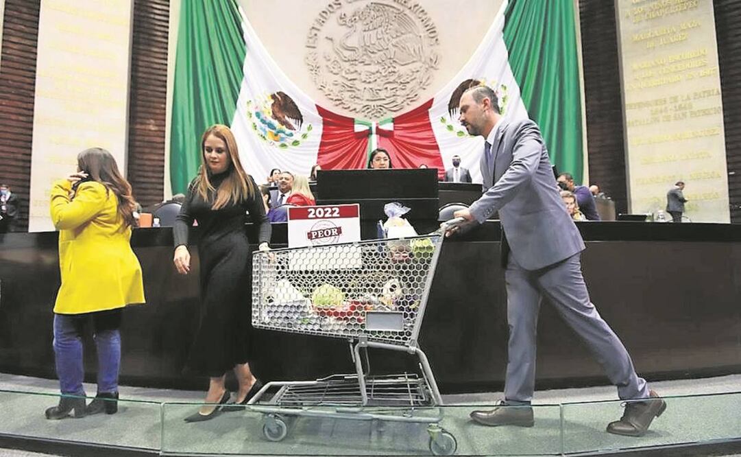 Durante la sesión de ayer en la Cámara de Diputados, la legisladora panista Paulina Rubio (de vestido negro) subió a tribuna con un carrito de supermercado para denunciar los incrementos a los precios de la canasta básica.Foto:Especial