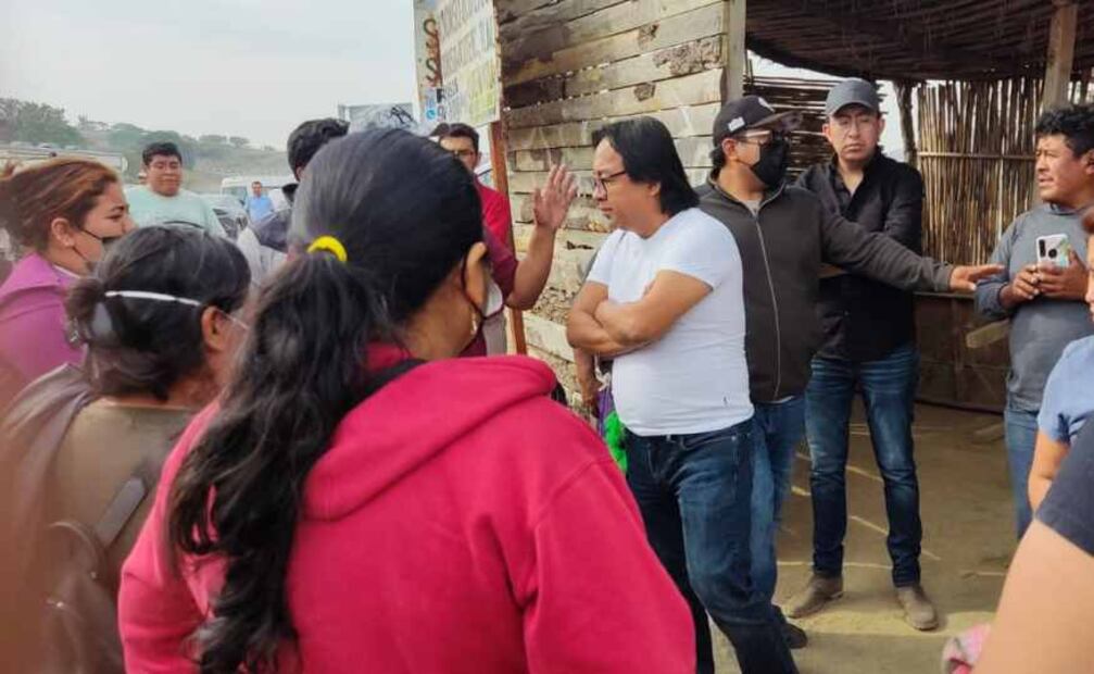 Pobladores que mantienen bloqueos carreteros tomaron cautivo al funcionario estatal para exigir un helicóptero para apagar el fuego que amenaza la zona arqueológica de Yagul y sus cuevas prehispánicas. (Foto: especial)