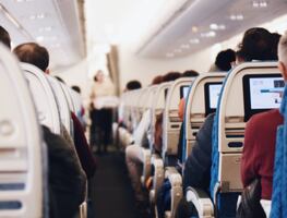 En un avión, ¿hay asientos más seguros que otros?