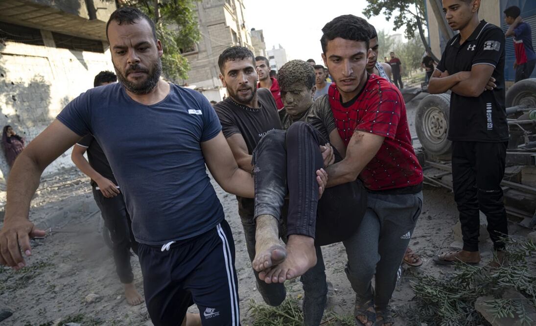 Palestinos llevan a un herido en un ataque aéreo israelí en Khan Younis, en la Franja de Gaza. Foto: AP