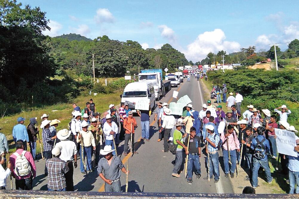 Militantes del PVEM y (Panal) cumplieron dos días de un bloqueo en la carretera Panamericana, a la altura del municipio de Amatenango del Valle (FREDY MARTÍN. EL UNIVERSAL)