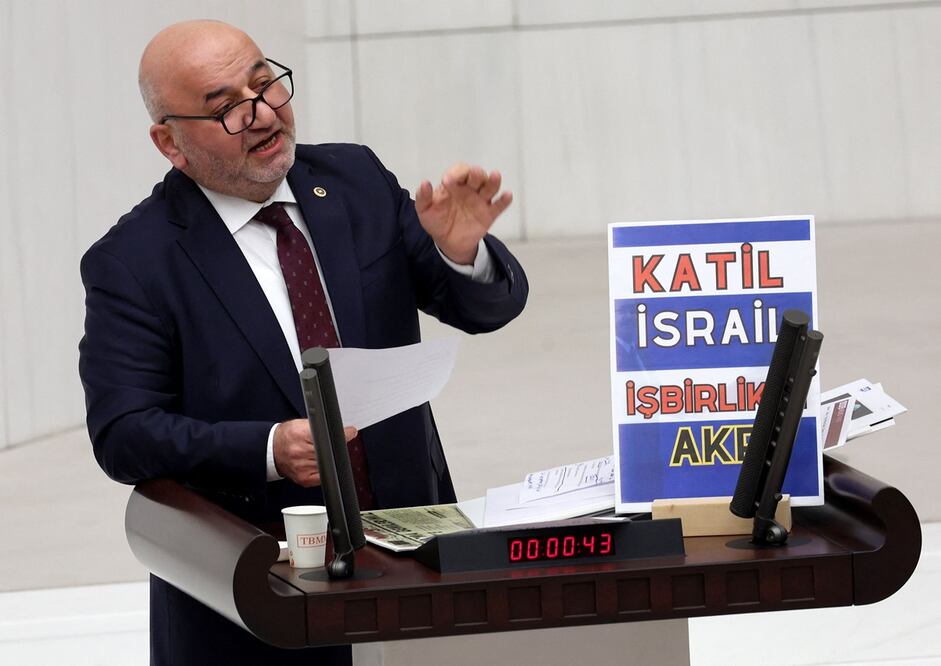 Hasan Bitmez, diputado del Partido Saadet, al pronunciar un discurso sobre el presupuesto del Ministerio de Justicia y del Ministerio del Interior para 2024, antes de desplomarse en el podio, en Ankara. Foto: AFP