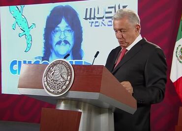 AMLO pone en la mañanera "La Muralla", de Chico Che, para hacer referencia al muro con EU