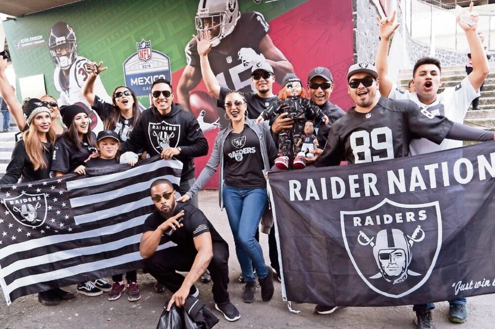 Seguidores de los Raiders de Oakland dieron muestras de apoyo a su equipo con el ánimo por todo lo alto (GEOVANNI HERNÁNDEZ. JAM MEDIA)