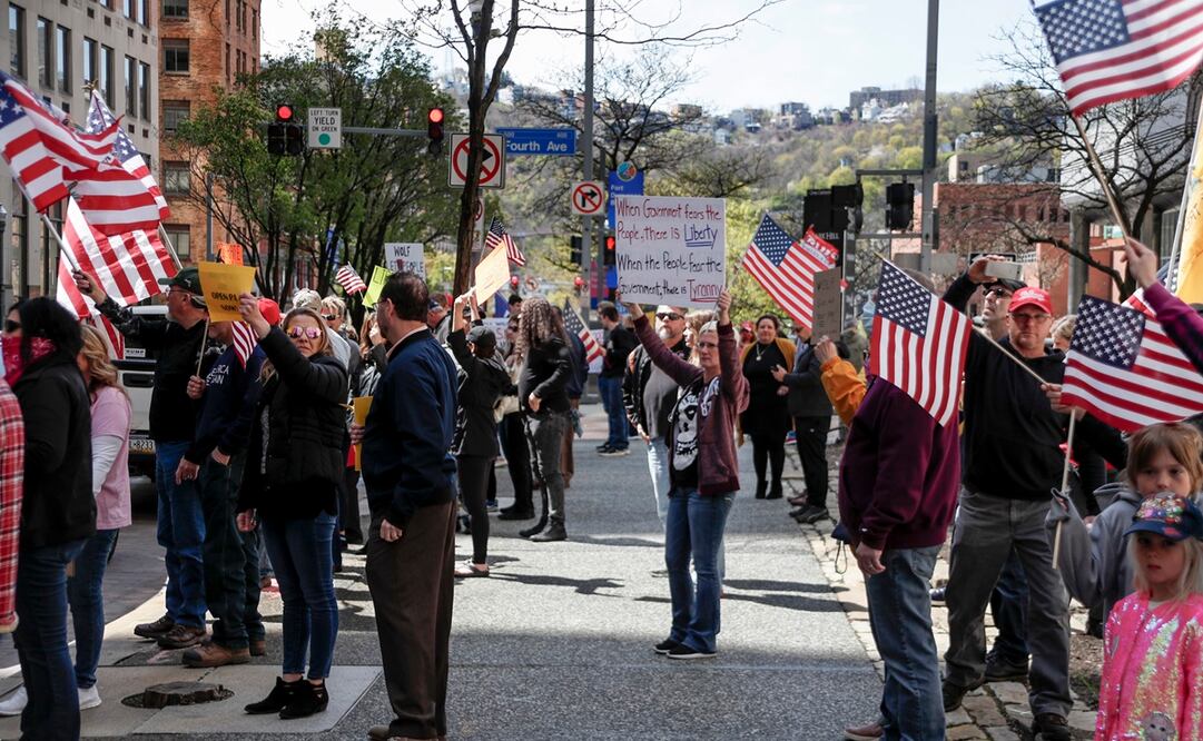Camiones pintados con las leyendas "Trabajo, no ayuda estatal" y "¡Cuarentena no es libertad!" se pasearon por Harrisburg (Fotos: AP)