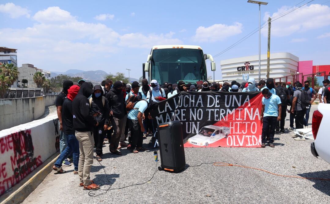 Estudiantes de Ayotzinapa realizaron un mitin frente al Palacio de Gobierno en Chilpancingo. Foto: Especial