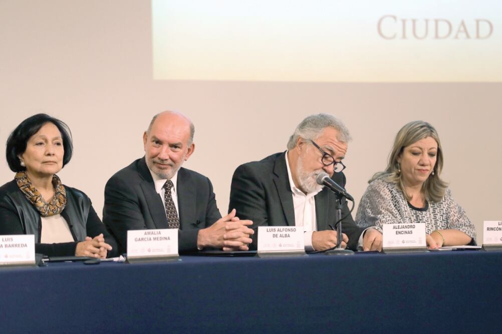 Amalia García, ex gobernadora de Zacatecas; Luis Alfonso de Alba, subsecretario para América Latina y el Caribe; Alejandro Encinas, senador, y Lídice Rincón Gallardo, presidenta de la Fundación Gilberto Rincón Gallardo. Foto: JUAN CARLOS REYES.