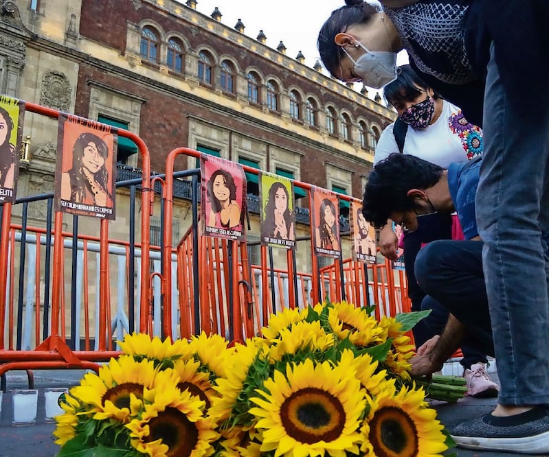 Familiares protestaron frente a Palacio Nacional por el multihomicidio de 2015 en la Narvarte. Foto: VICTORIA VALTIERRA/CUARTOSCURO