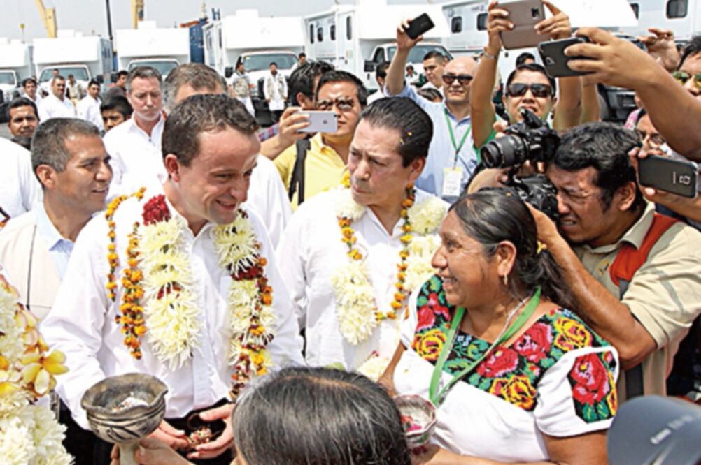 El titular del IMSS, Mikel Arriola, atestiguó en Veracruz la entrega de 59 Unidades Médicas Móviles e inauguración del Encuentro Nacional de Parteras por la Salud Materna y Perinatal (ESPECIAL)