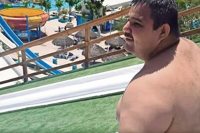 Un tobogán lo hizo famoso, pero su obesidad lo pone en riesgo