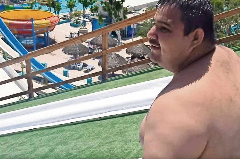 Juan Muñoz Cosío, de 140 kilos de peso, se hizo famoso en redes sociales luego de que familiares suyos grabaran el momento en el que se lanzó por un tobogán de 13 metros de altura. (TOMADA DE VIDEO)