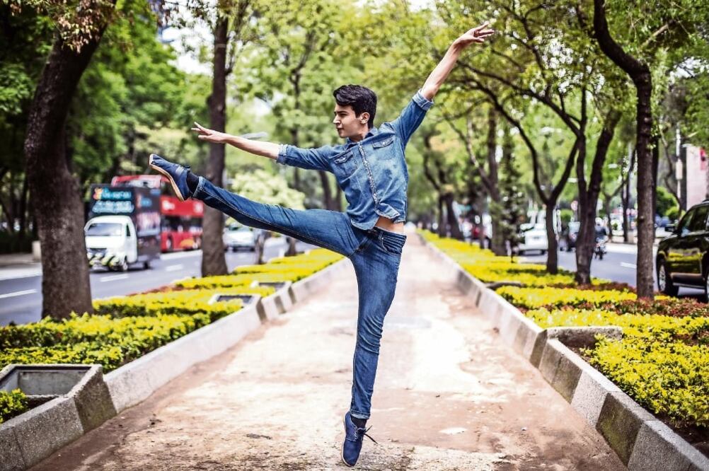 “A los seis años le dije a mis papás que sí quería estudiar danza. No tuve duda alguna. El ballet ya estaba en mi sangre”: Enrique Bejarano, bailarín. (GERMÁN ESPINOSA. EL UNIVERSAL)