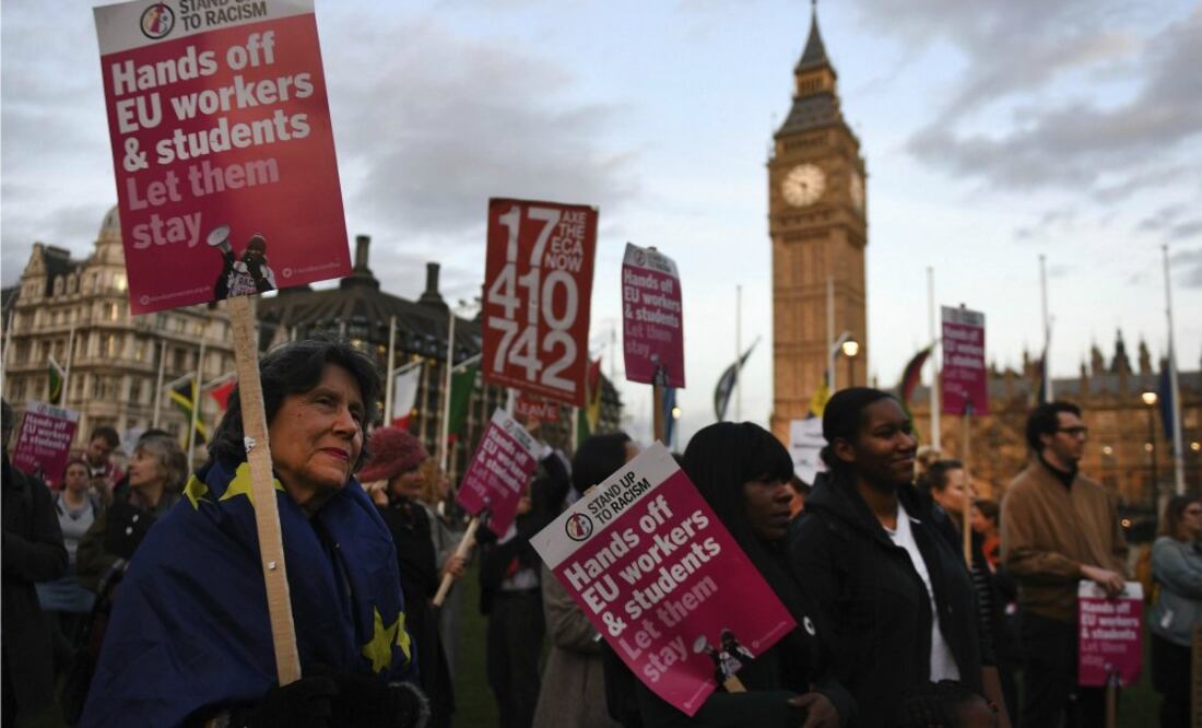 Varias personas se manifiestan con pancartas delante del Parlamento en Londres, Reino Unido. Foto: EFE