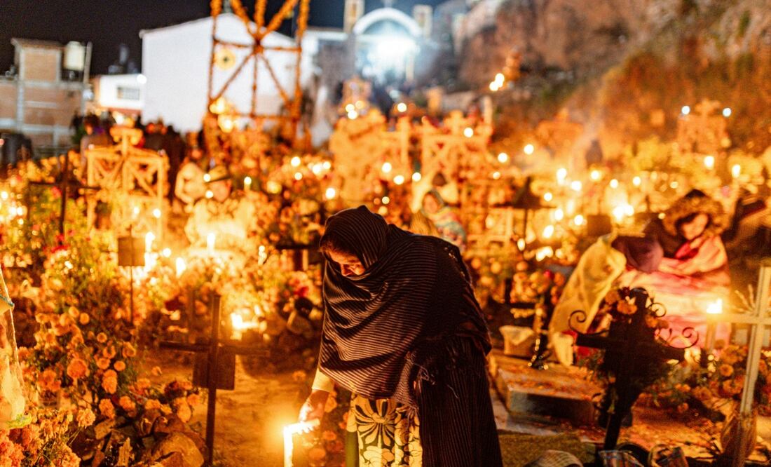 Una vez que las personas llegan a la Isla de Janitzio, se sientan a contemplar las veladoras que alumbran el panteón durante toda la noche. Foto: Pexels