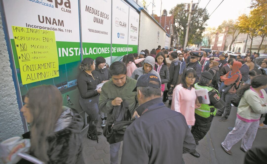 Autoridades del Colegio Latinoamericano indicaron los requisitos para ingresar: presentar su credencial de la EPN 9, sin mochilas ni alimentos. Foto: GERMÁN ESPINOSA. EL UNIVERSAL