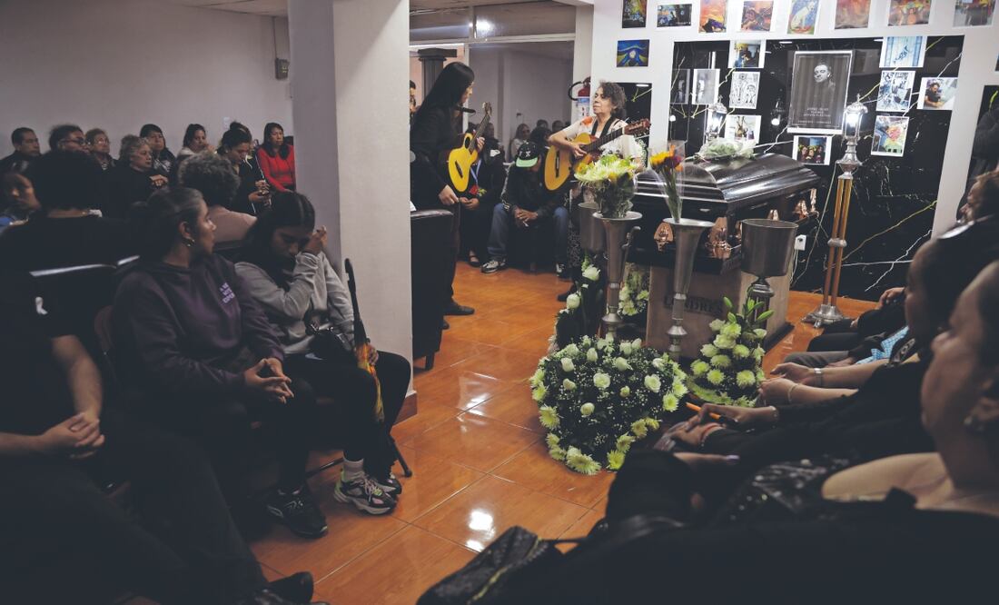 Con música, anécdotas, aplausos y flores, familiares, amigos, alumnos y colegas despidieron al artista plástico Jorge Islas Flores. En las paredes de la sala se colocaron obras por las que se recordará al también docente del CECyT 7. Foto: de CARLOS MEJÍA. EL UNIVERSAL