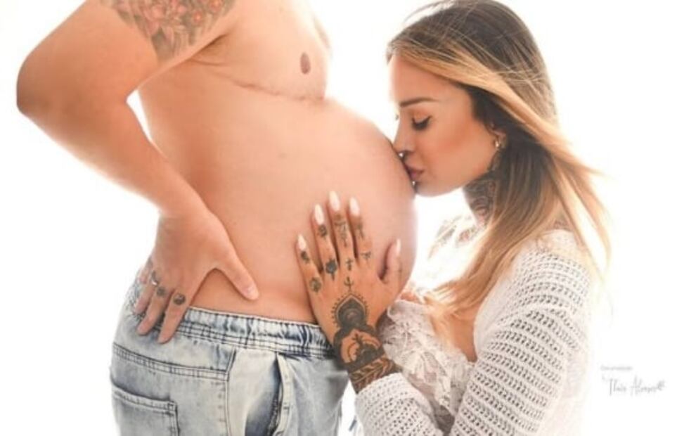 Hombre trans embarazado protagoniza campaña de ropa 