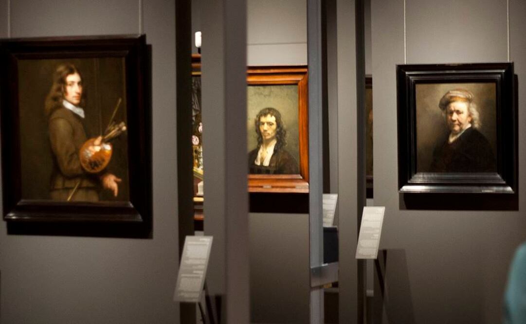 La atención que se presta a los detalles y la calidad de la obra hace de los autorretratos de la Edad de Oro una tarjeta de presentación del artista y su talento a los posibles clientes. FOTO: Mike Corder/AP.