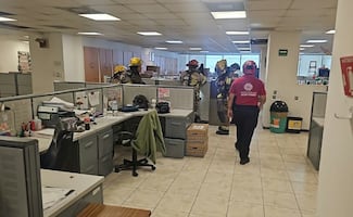 Evacúan a más de 200 trabajadores por conato de incendio en oficinas del SAT Monterrey; falla eléctrica afecta elevador