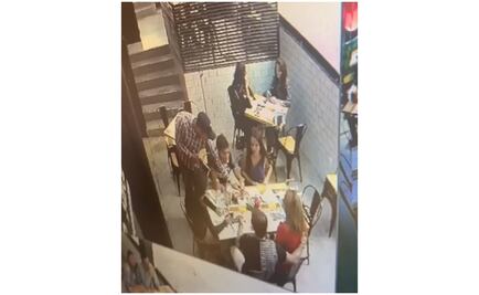 En 13 segundos asaltan a familia en restaurante en Barrio Santa Fe 