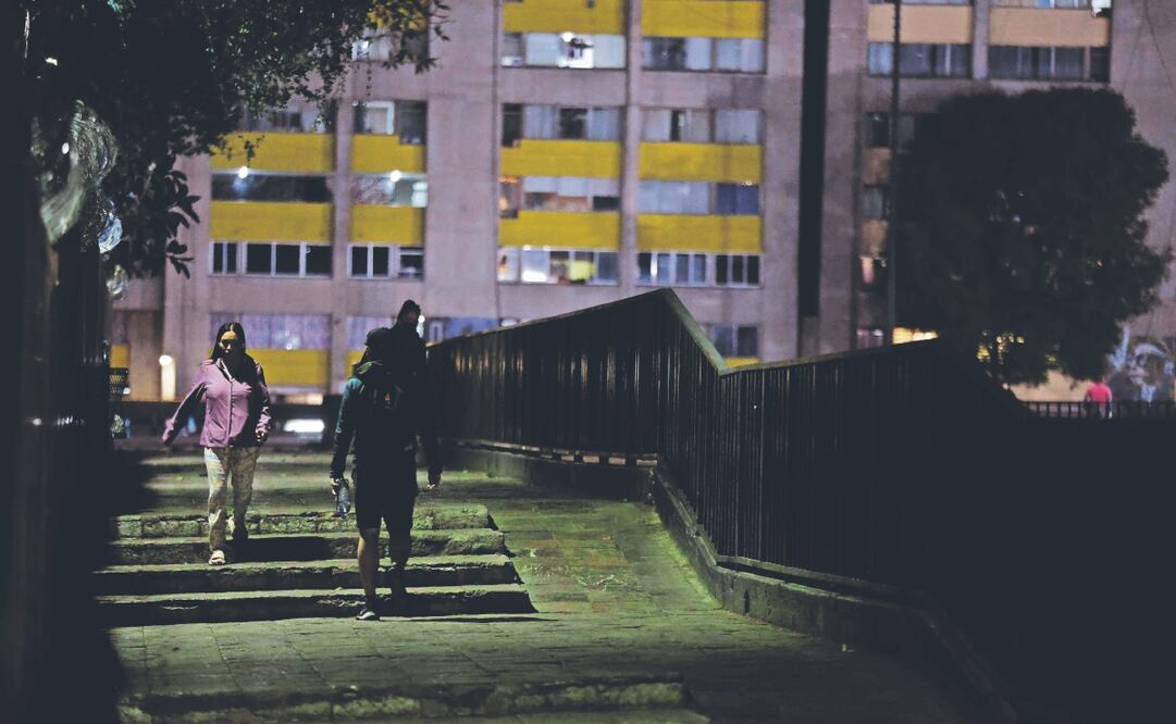Vecinos comentan que en los sitios oscuros y solitarios son frecuentes los robos, por lo que, en ocasiones, se han organizado para perseguir y someter a los ladrones. Foto: de Diego Simón. El Universal