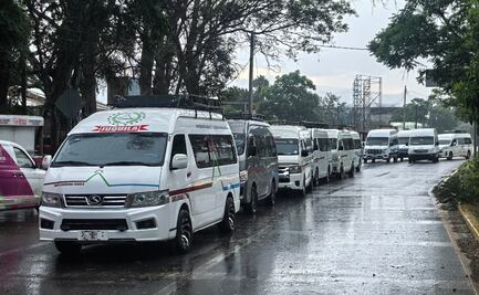 Por segundo día consecutivo, transportistas bloquean carretera federal 190 en Oaxaca; exigen regularización de unidades