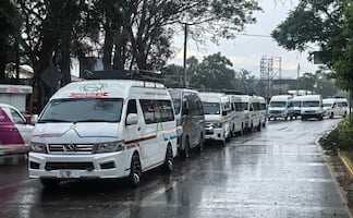 Por segundo día consecutivo, transportistas bloquean carretera federal 190 en Oaxaca; exigen regularización de unidades
