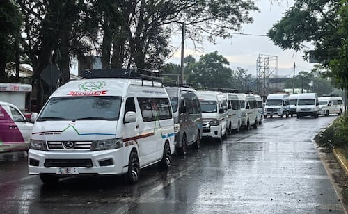 Por segundo día consecutivo, transportistas bloquean carretera federal 190 en Oaxaca; exigen regularización de unidades