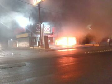 Incendian autos, farmacias y tiendas Oxxo en municipios de Guanajuato