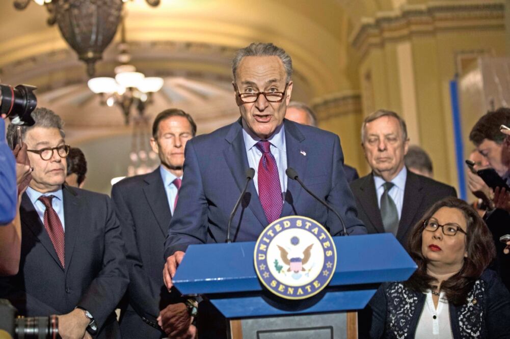 El senador demócrata Chuck Schumer pidió ayer en rueda de prensa que la Casa Blanca publique las transcripciones de la reunión Trump-Lavrov (JIM LO SCALZO. EFE)