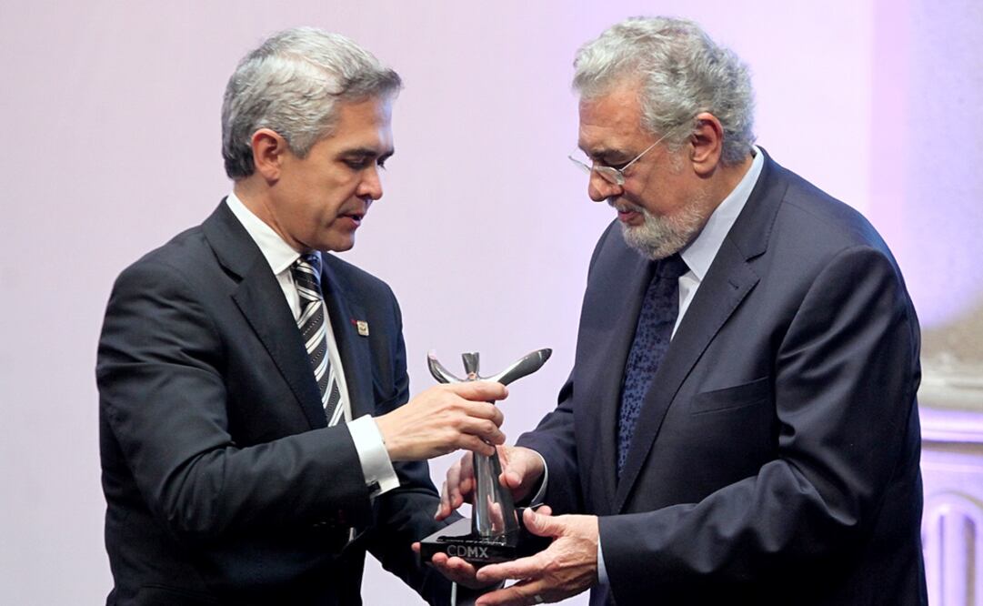 El tenor dedicó el galardón, que recibió de manos de Miguel Ángel Mancera a todas las personas que brindaron su ayuda a quien lo necesitó. (FOTO: Lucía Godínez / EL UNIVERSAL)
