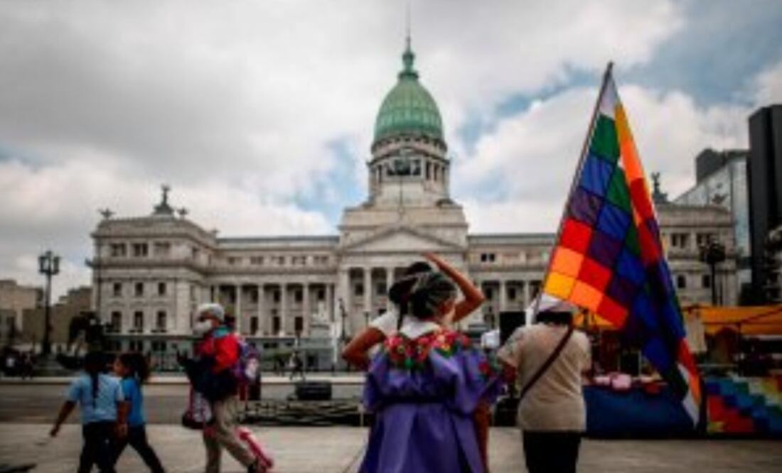 Comunidades indígenas se manifiestan frente al Congreso en Buenos Aires. Foto: EFE
