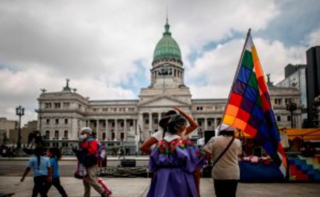 Comunidades indígenas se manifiestan frente al Congreso en Buenos Aires. Foto: EFE