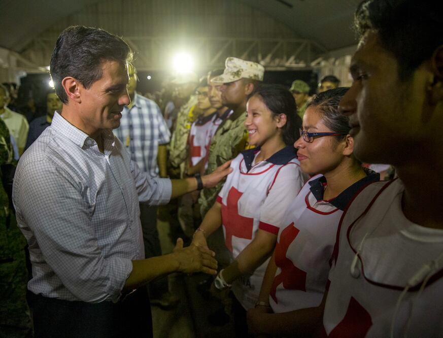Durante su gira de supervisión a municipios de Oaxaca afectados por el sismo, el Presidente Enrique Peña Nieto conversó con voluntarios que llevan apoyo a la población damnificada. FOTO: Presidencia