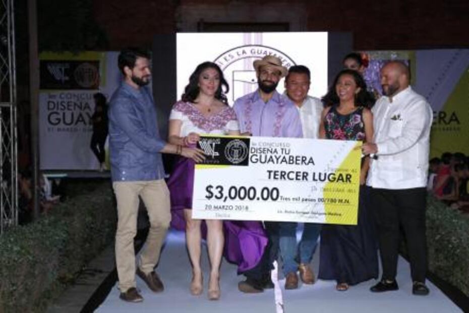 Con pasarela, Yucatán celebra el Día de la Guayabera