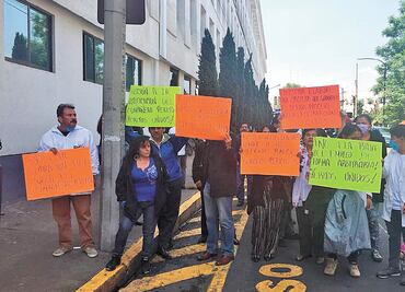Se manifiestan peritos contra cese laboral