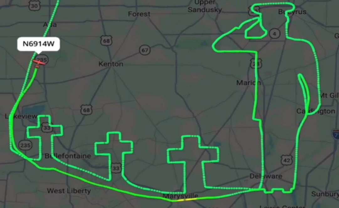 Piloto rinde homenaje a tres miembros de la Guardia Aérea Nacional de Ohio. Foto: Captura de pantalla