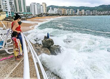 Tormenta tropical Dalila se deja sentir en costas de Acapulco; provoca lluvias, vientos y alto oleaje
