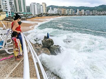 Tormenta tropical Dalila se deja sentir en costas de Acapulco; provoca lluvias, vientos y alto oleaje