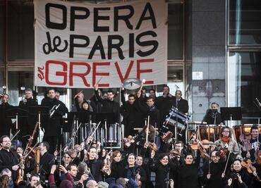 Ópera de París toca "La Marsellesa" en la calle contra Macron