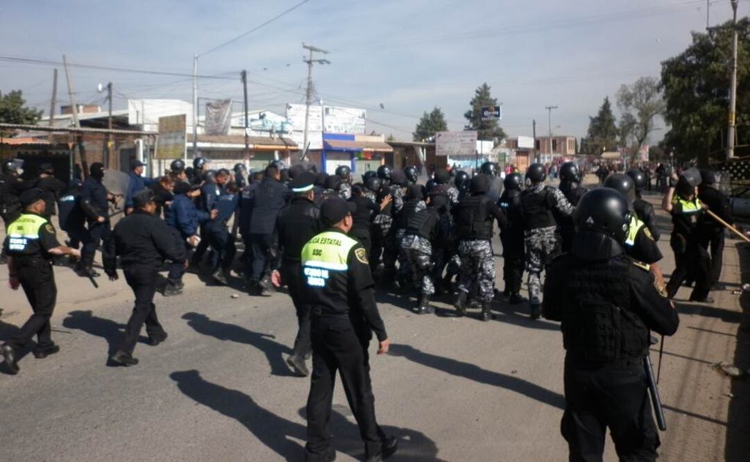 El domingo, pobladores de Tulpetlac se enfrentaron con policías luego de que éstos rescataran a tres presuntos ladrones