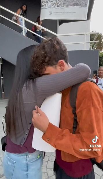 ¡Le rompen el corazón! Joven declara su amor en público y lo batean por otro