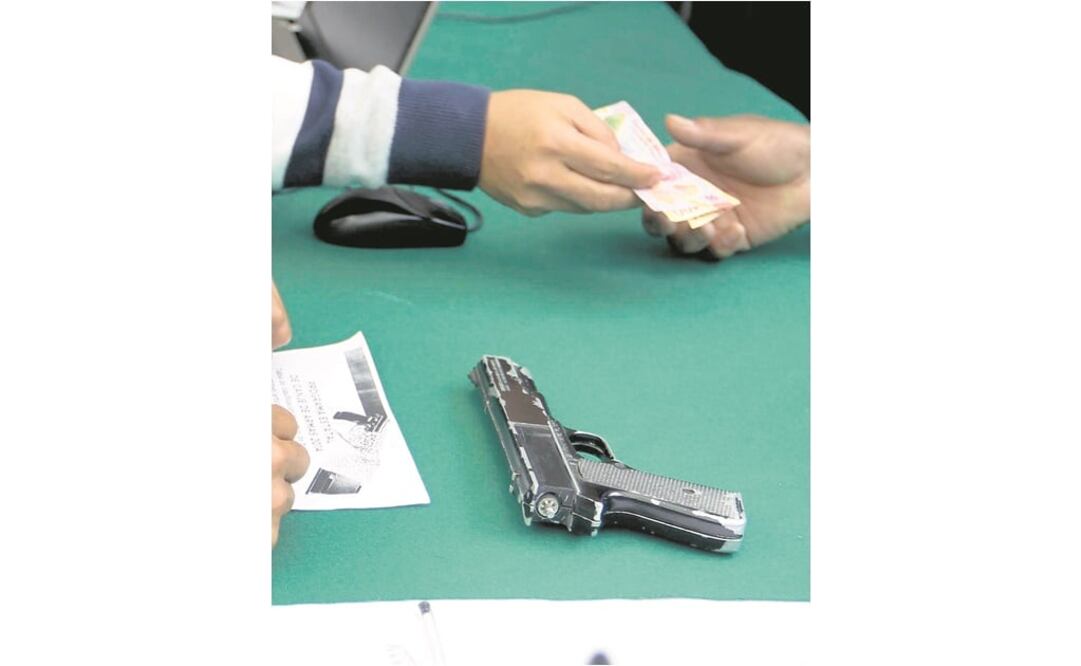 El programa de canje inició en 2001 con el fin de promover la entrega voluntaria de armas de fuego a cambio de incentivos económicos. (ARCHIVO EL UNIVERSAL)
